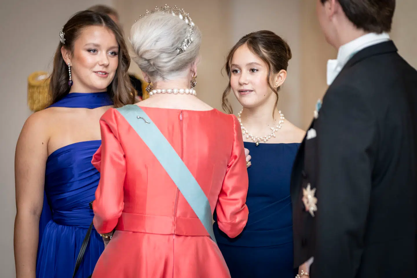 Prinsesse Isabella og prinsesse Josephine modtages af dronning Margrethe i forbindelse med prins Christians 18 års fødselsdag, som fejres med en gallamiddag på Christiansborg Slot i København, søndag den 15. oktober 2023.