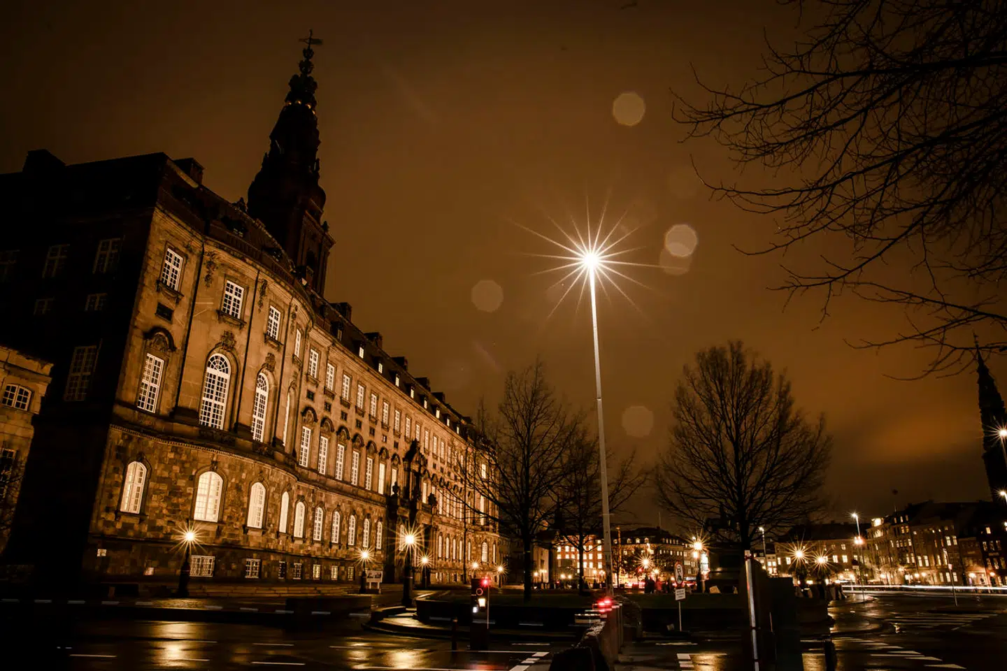Meningsmålinger er et værktøj, som fortæller, hvor magten bevæger sig hen i dansk politik. Men de er også en magtfaktor i sig selv, lyder det fra flere sider. Berlingske undersøger fænomenet, som lige nu fylder meget i dansk politik.