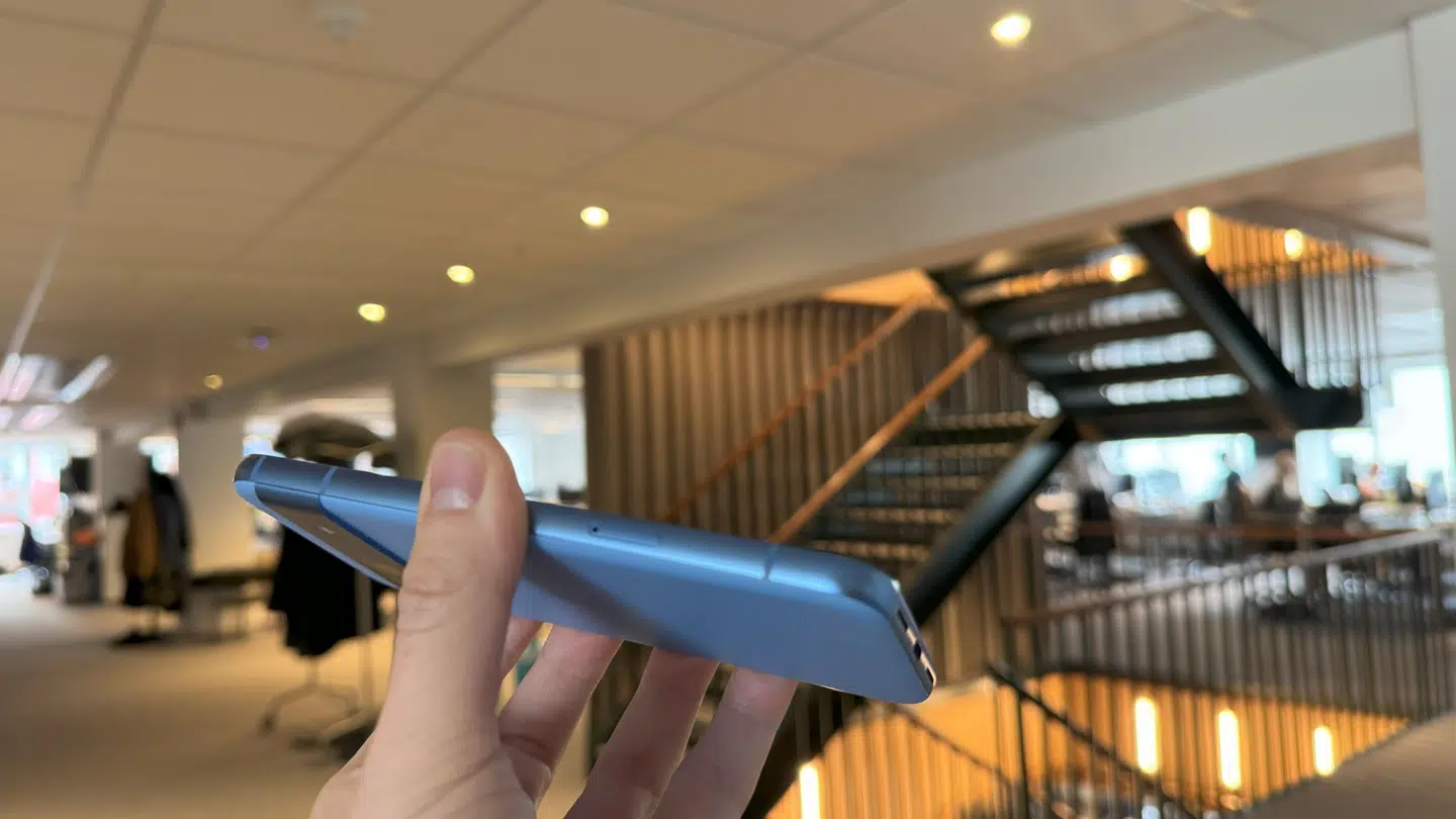 Telefonen kan fåes i den her blå og en grøn, sort og lys farve.