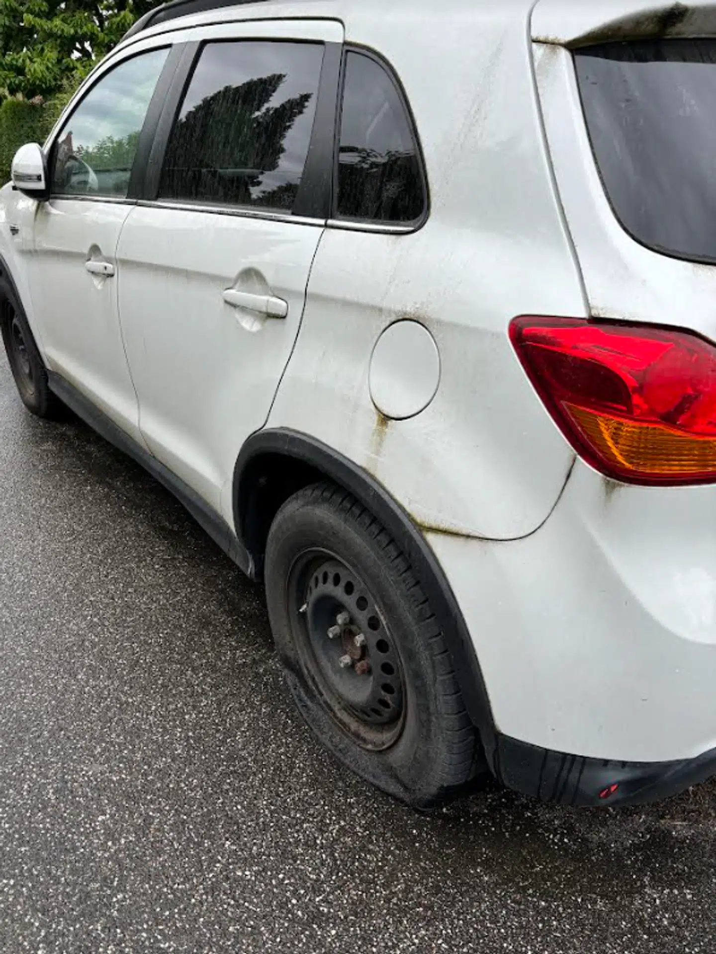 Dorte Christensens nabo har fået lukket luften ud af sin firhjulstrækker, siger hun.