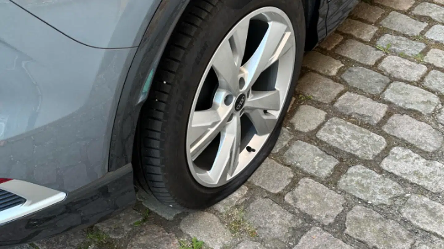 I Mettes hustand har de fået punkteret to biler – en hybrid- og en elbil, siger hun.