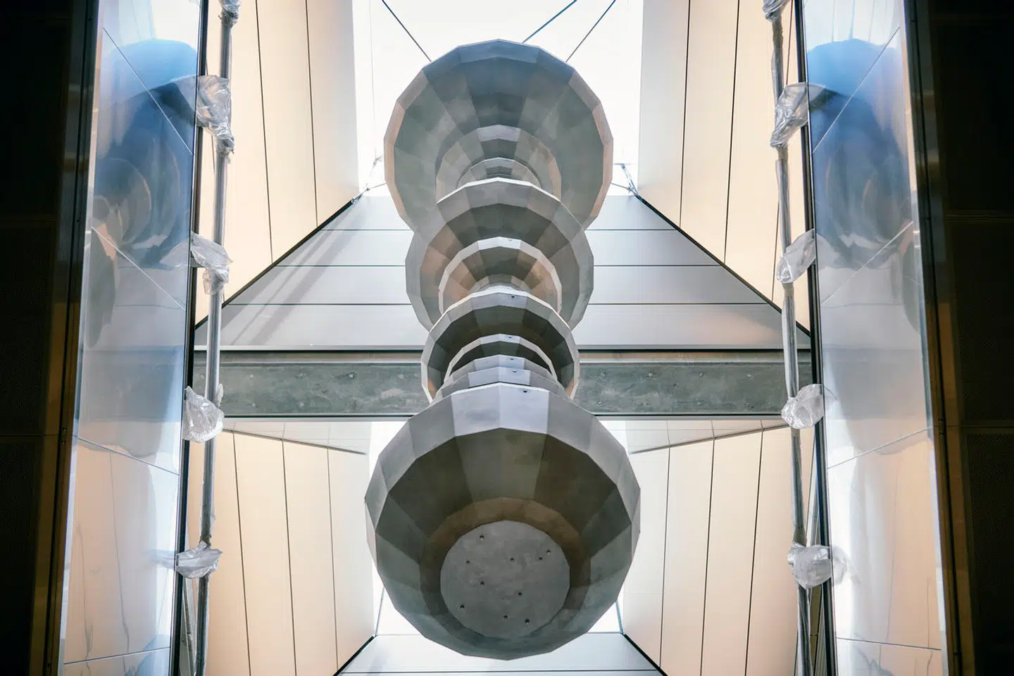 Den otte meter høje stålskulptur i trappeskakten »forestiller« en siphonophor eller blæregople, som den hedder på dansk, bare i gigantstørrelse. Kunstneren bag er René Schmidt.