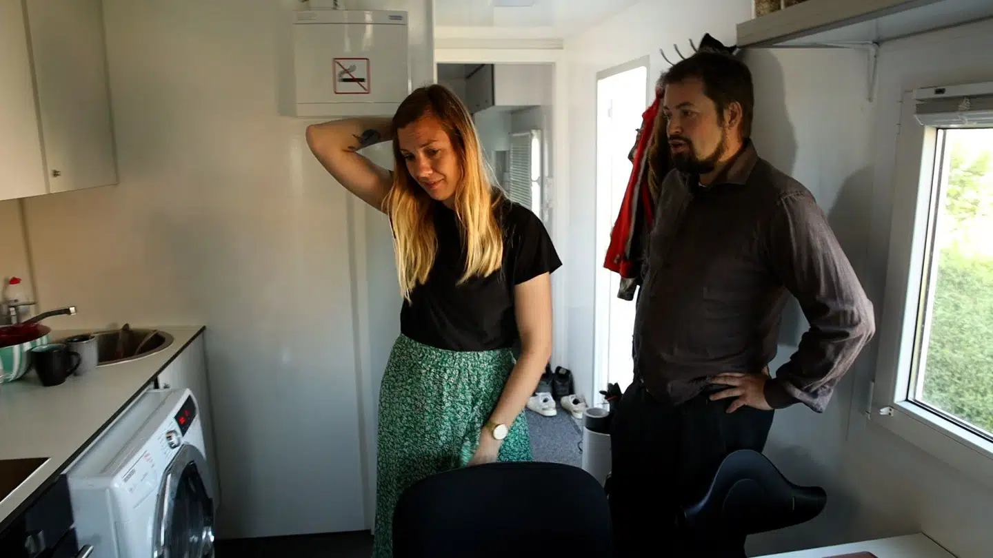 Familien Hartmann på fire har siden januar boet i en skurvogn på cirka 22 kvadratmeter. De håber, at de kan flytte ud af skurvognen inden jul.