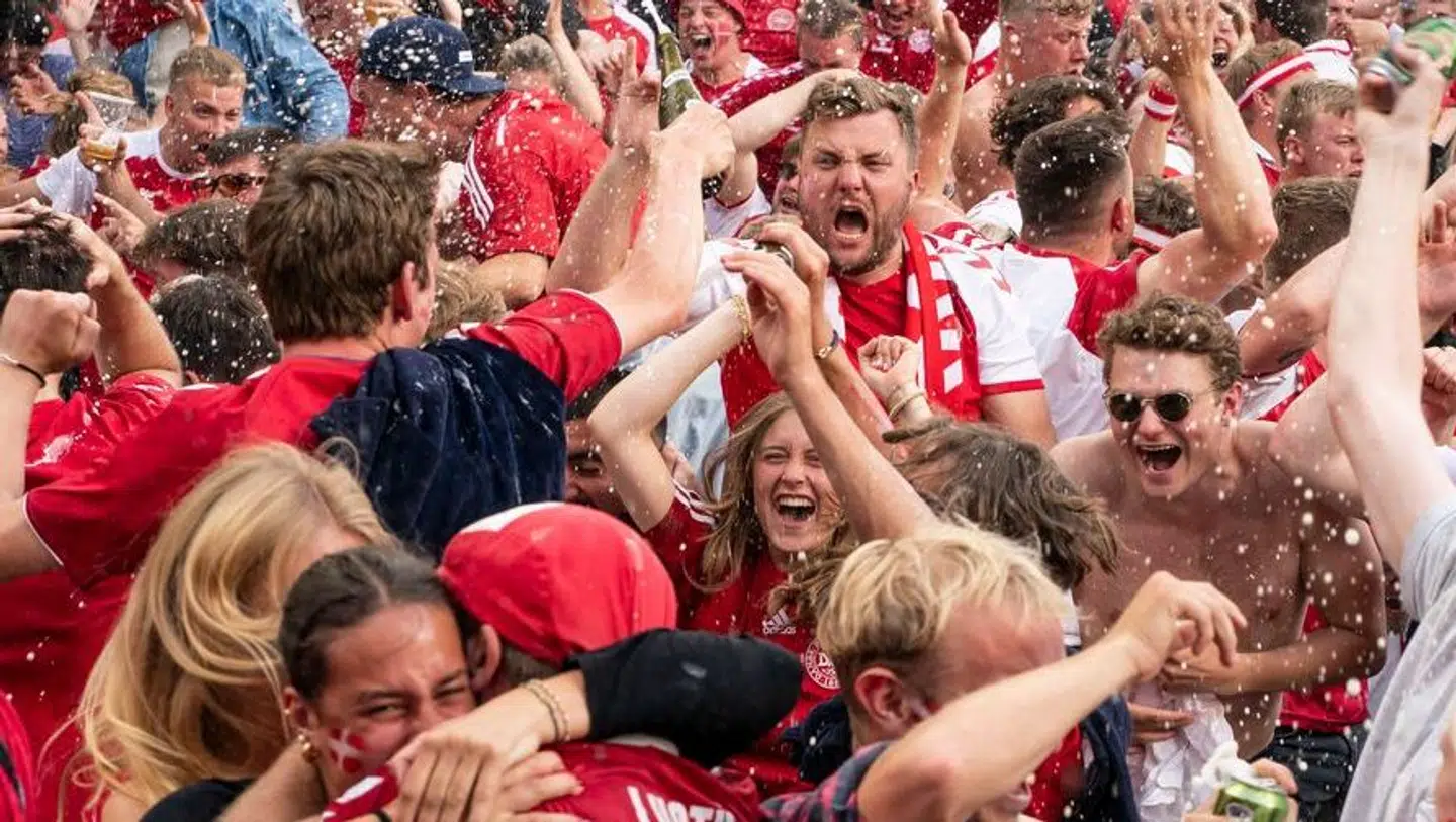 Fodboldfans ved bodegaen Lumskebuksen under EM i fodbold 2021