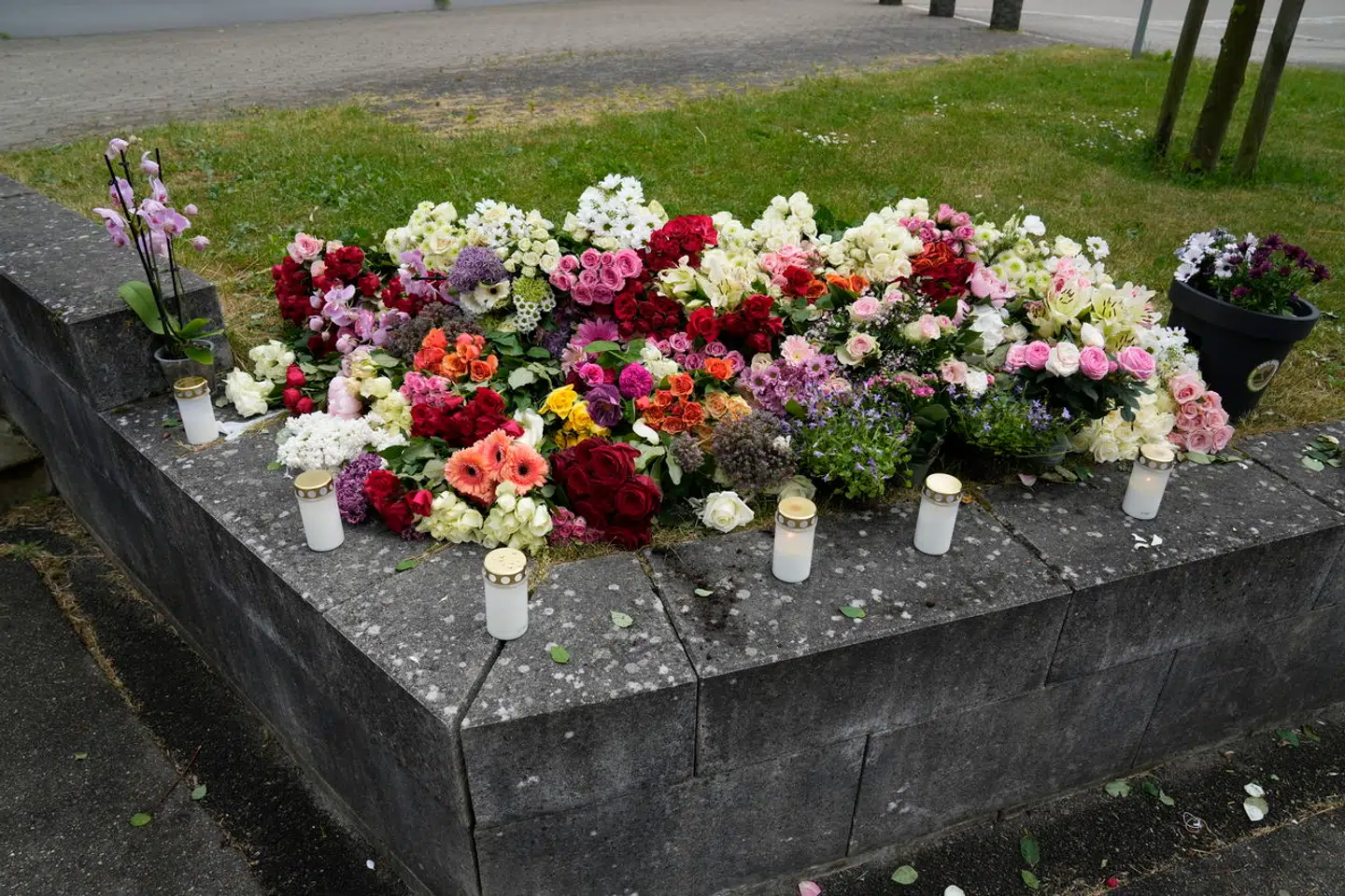 Efter knivdrabet på en 15-årig dreng i Husum har flere lagt blomster og tændt lys på gerningsstedet.