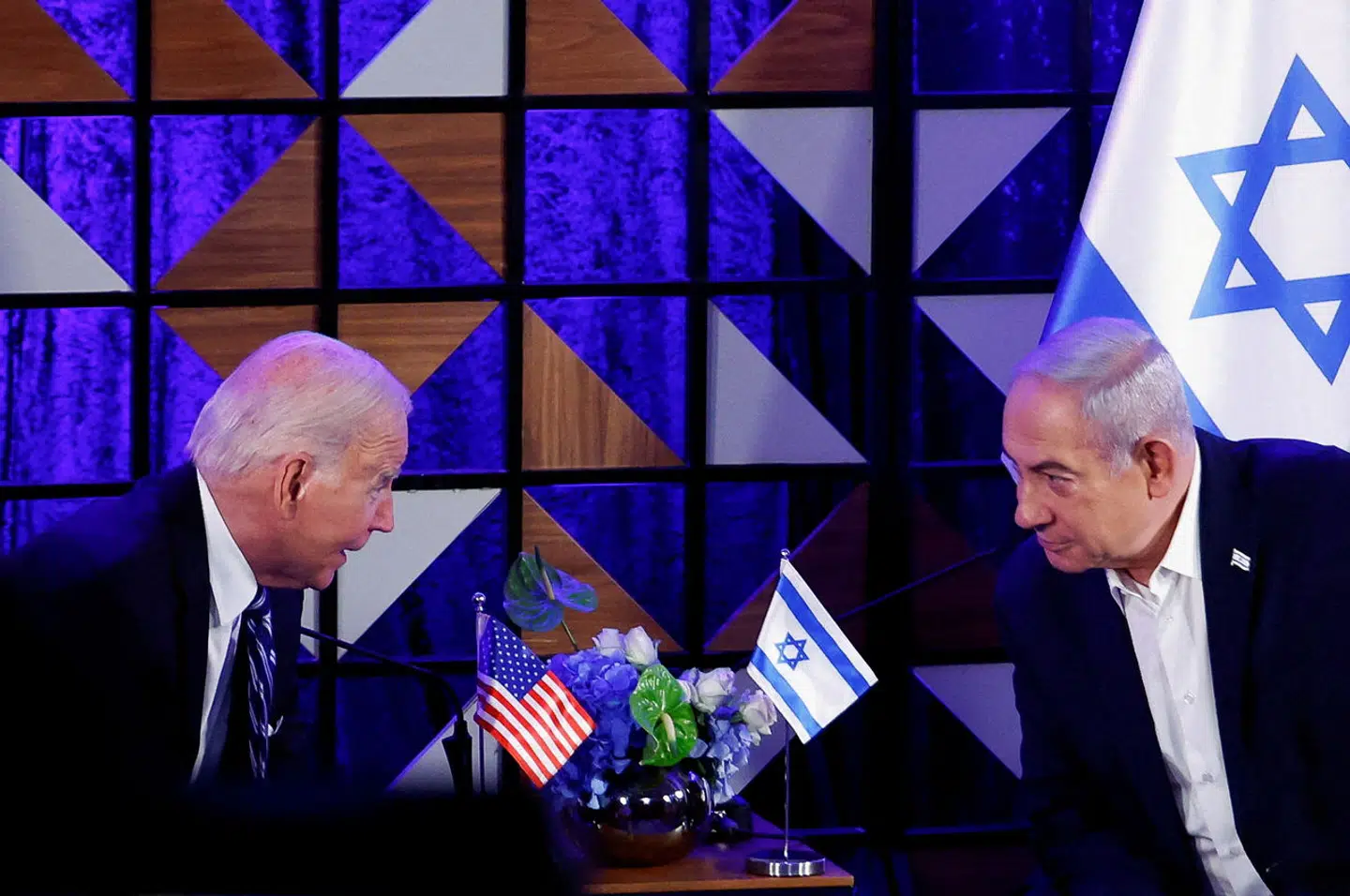 I oktober rejste præsident Joe Biden efter Hamas-terrorangrebet til Israel for at vise premierminister Benjamin Netanyahu USAs opbakning. Siden er det gået stejlt ned ad bakke med tilliden.