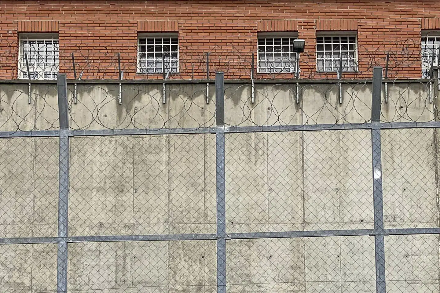 I dette fængsel skal 300 udvisningsdømte ifølge den danske fængselsaftale i fremtiden afsone i Kosovo. Først skal fængslet bygges om. (Arkivfoto).