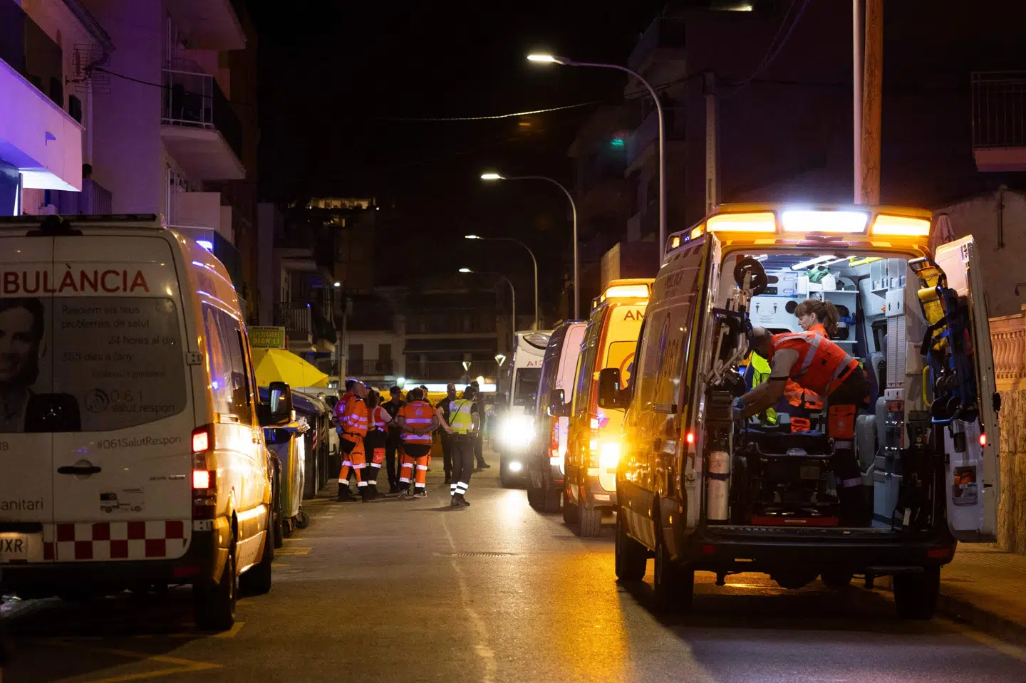 Alle tilgængelige ambulancer på Mallorca blev kaldt til stedet, da en bygning på den populære ferieø kollapsede, og mindst fire personer mistede livet.