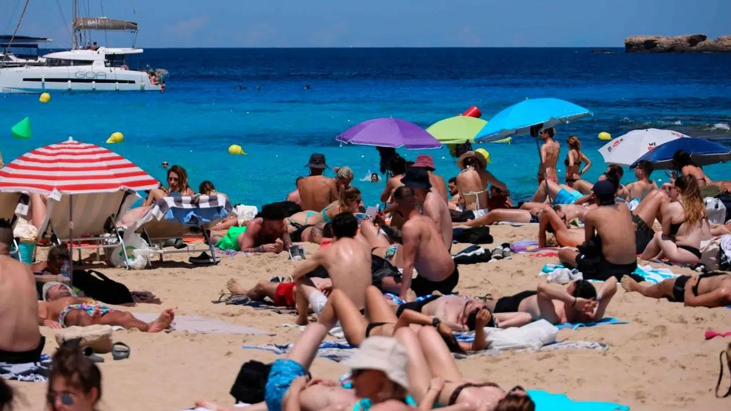 De kommer i stor udstrækning om sommeren, men der er for mange turister, mener lokalbefolkningen i stigende omfang i Europa.