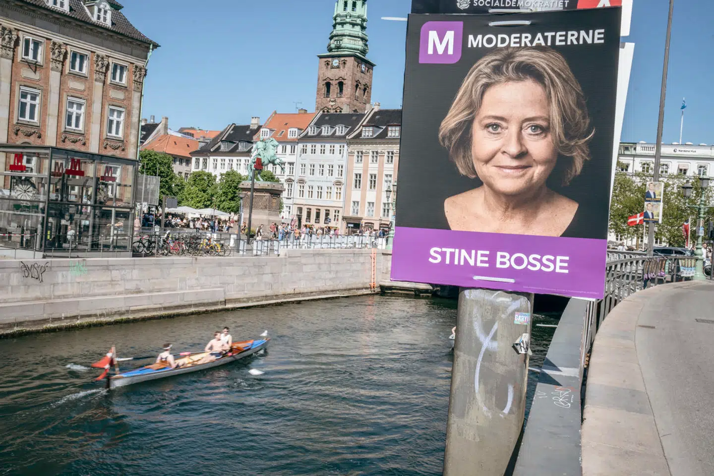 I weekenden blev der hængt valgplakater op i lygtepæle landet over, da der afholdes valg til Europa-Parlamentet i juni. Her ses valgplakat for Stine Bosse fra Moderaterne.