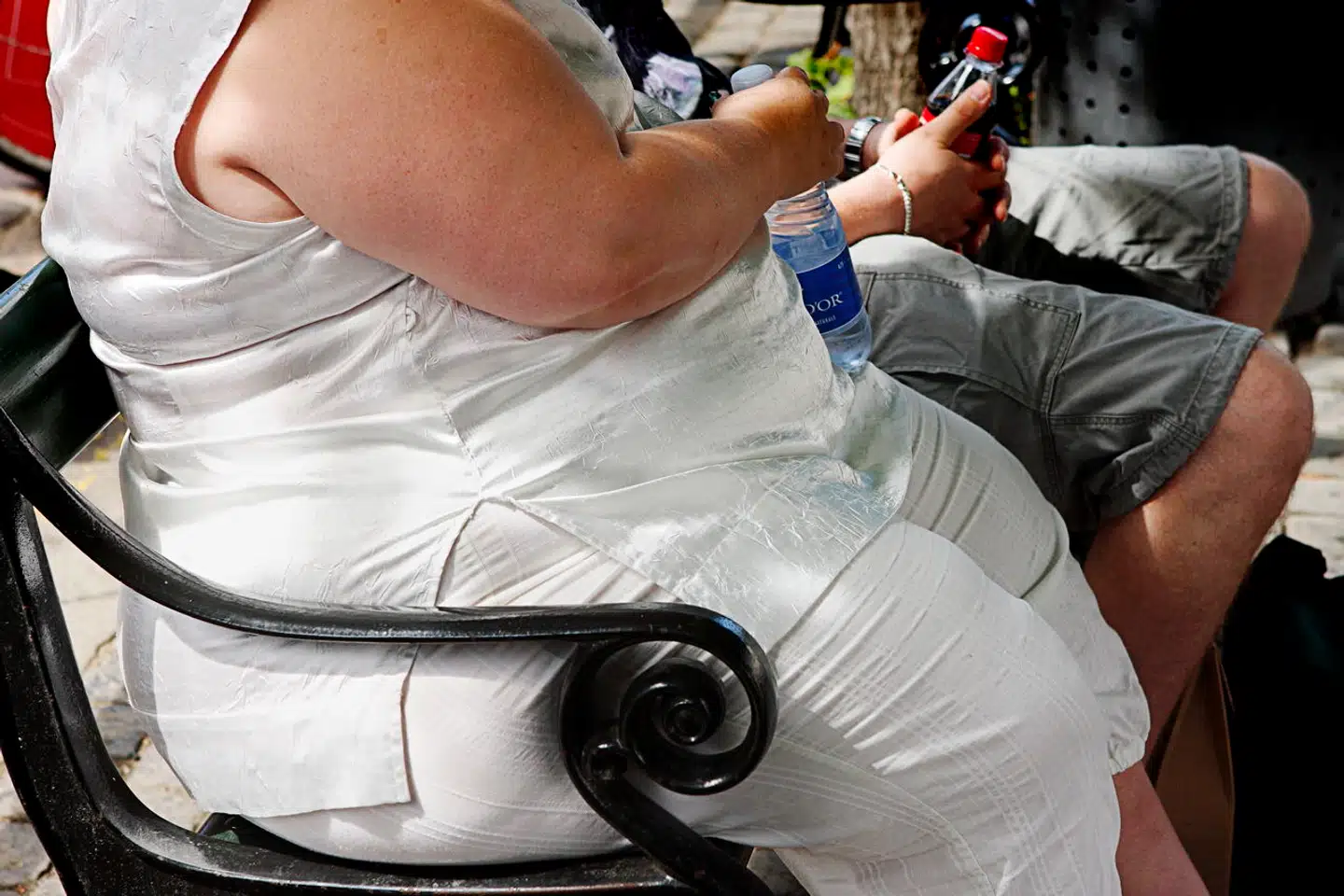 Vi skal passe på, at vi som samfund ikke slænger benene op på divaneseren i forestillingen om, at slankemedicin alene er løsningen på den komplekse udfordring, som fedme udgør i vores samfund, skriver Signe Kær Bennetsen og Naja Hulvej Rod.