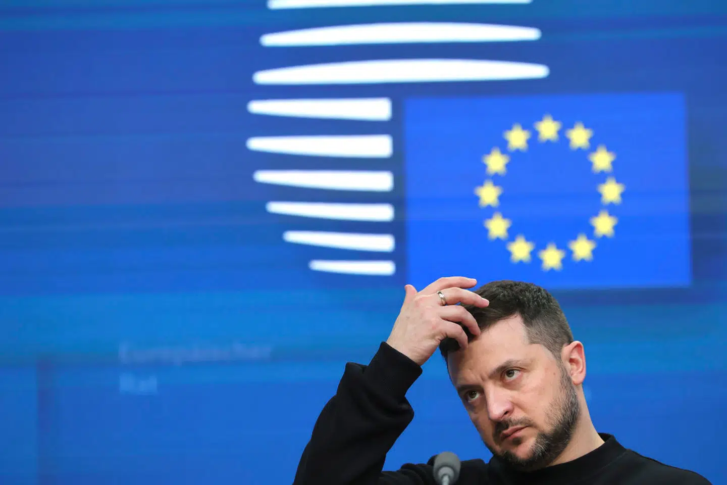 Ukraines præsident, Volodymyr Zelenskyj, ses her under et EU-topmøde i Bruxelles i februar sidste år. Kort efter Ruslands invasion blev Ukraine officielt et kandidatland til EU.