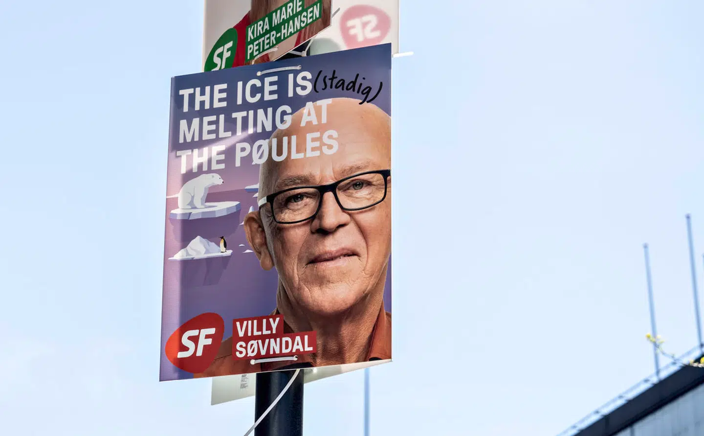 »Klima er også budskabet hos SFs nr. 3, veteranen Villy Søvndal, der på sine valgplakater selvironiserende gør opmærksom på, at 'The ice is (stadig) melting at the pøules',« skriver Jarl Cordua.