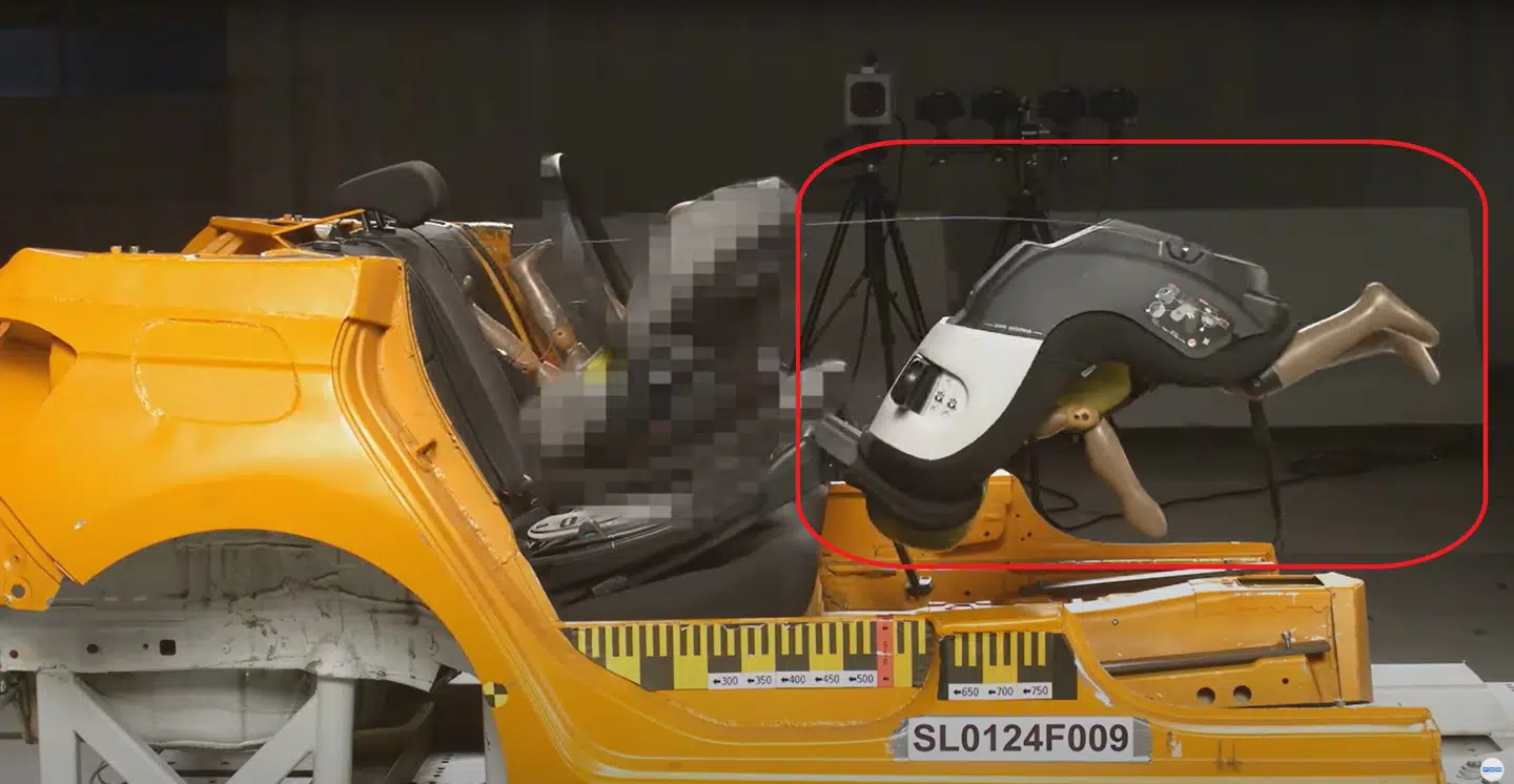 Livsfarligt. Testen viser på spektakulær vis, hvordan stol og testdukke bliver slynget fremad i kabinen.