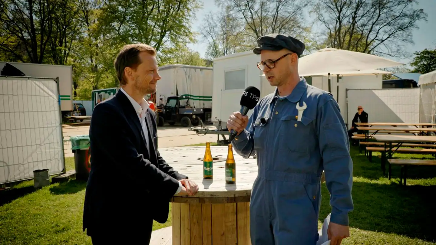 Peter Hummelgaard holder masken, mens Esben Pretzmann forsøger at komme tæt på sandheden.