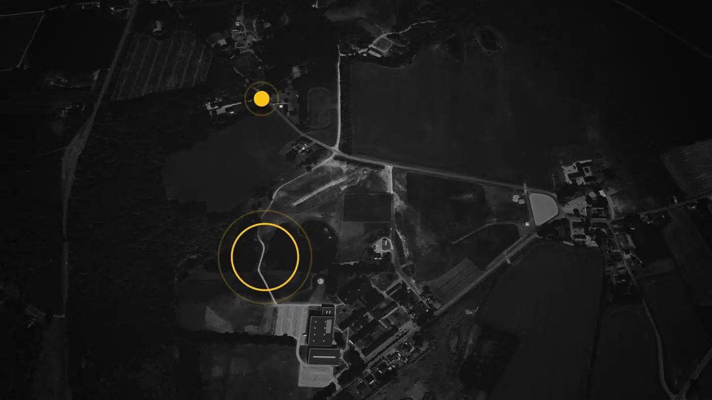 I november 2022 blev en dengang 15-årig pige overfaldet på en sti tæt på Sorø Gymnastikefterskole. Politiet mener, at den mand, der overfaldt hende, var ham, der bortførte en 13-årig pige og dræbte Emilie Meng.