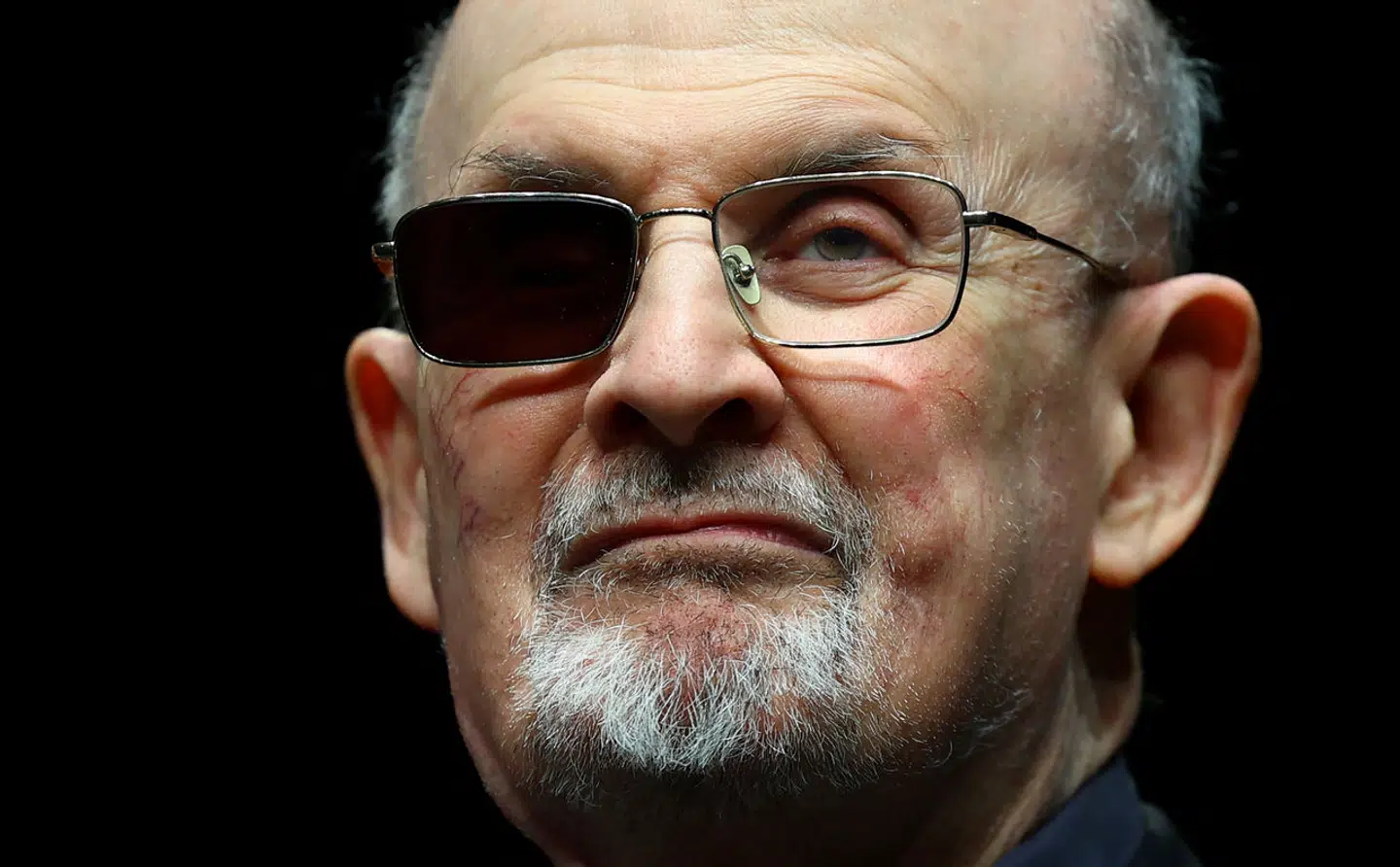 Salman Rushdie har stiftet personlig bekendtskab med islamismens trussel, siden den iranske ayatollah Khomeini i 1989 udstedte en fatwa efter udgivelsen af Rushdies roman »De sataniske vers«. I 2022 blev Rushdie overfaldet med kniv af en islamist i New York. Nu advarer den dødstruede forfatter mod en anerkendelse af en palæstinensisk stat.