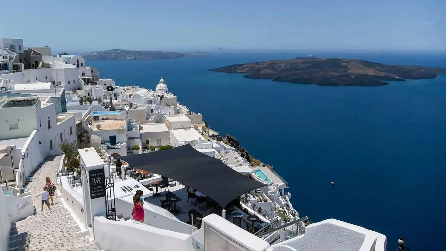 Det er på den græske ø Santorini, at de falske billeder skulle være fra.