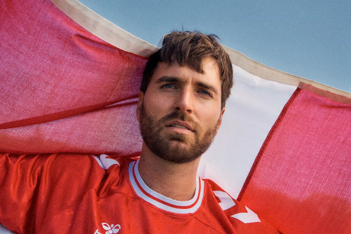 Malte Ebert har fulgt det danske landshold i tykt og tyndt og nu udgivet den officielle EM-sang som optakt til herrelandsholdets slutrunde i Tyskland, der starter om mindre end en måned.