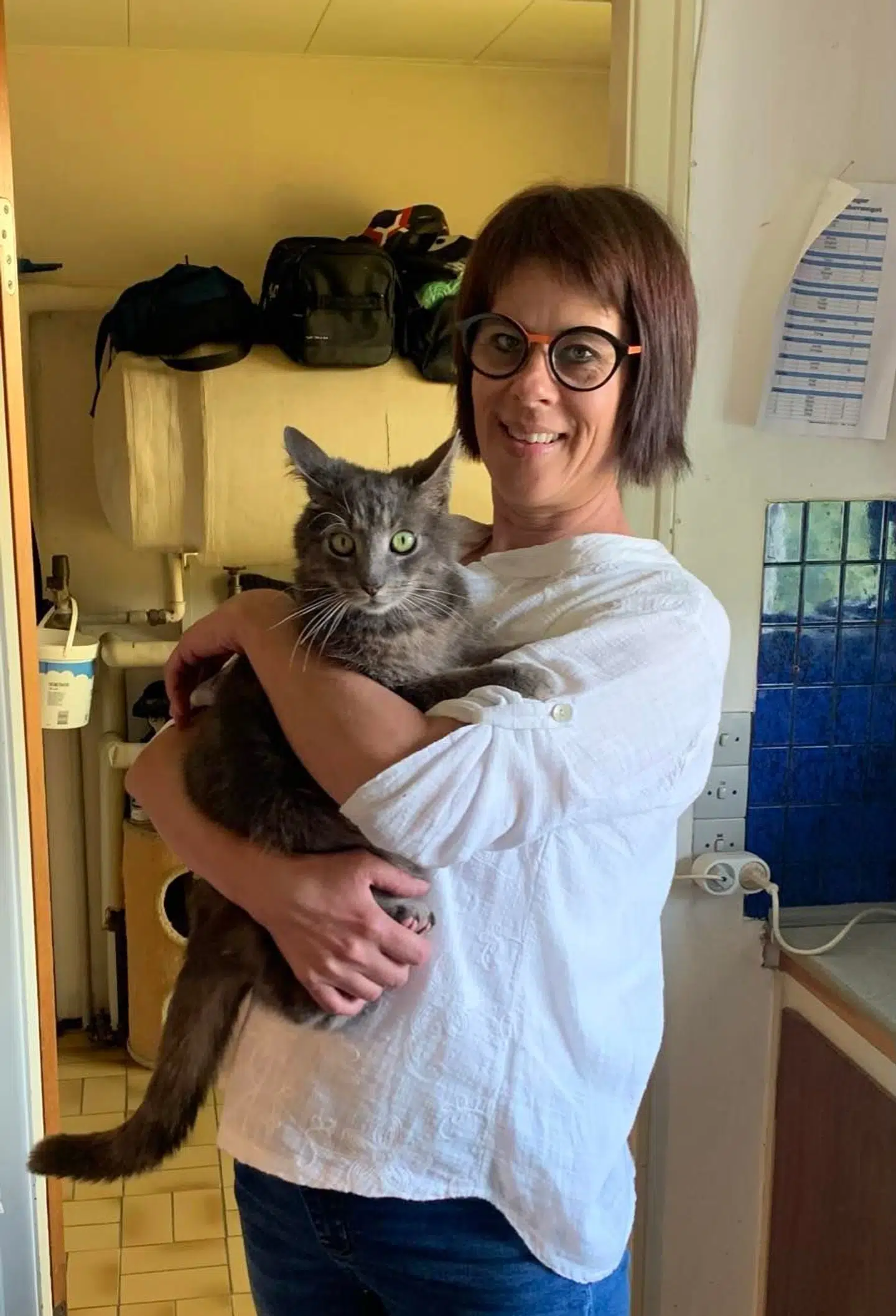 Rikke Weber Nielsen krammer Sofus, som hun måtte undvære i hele otte år. Nu er de endelig forenet igen.