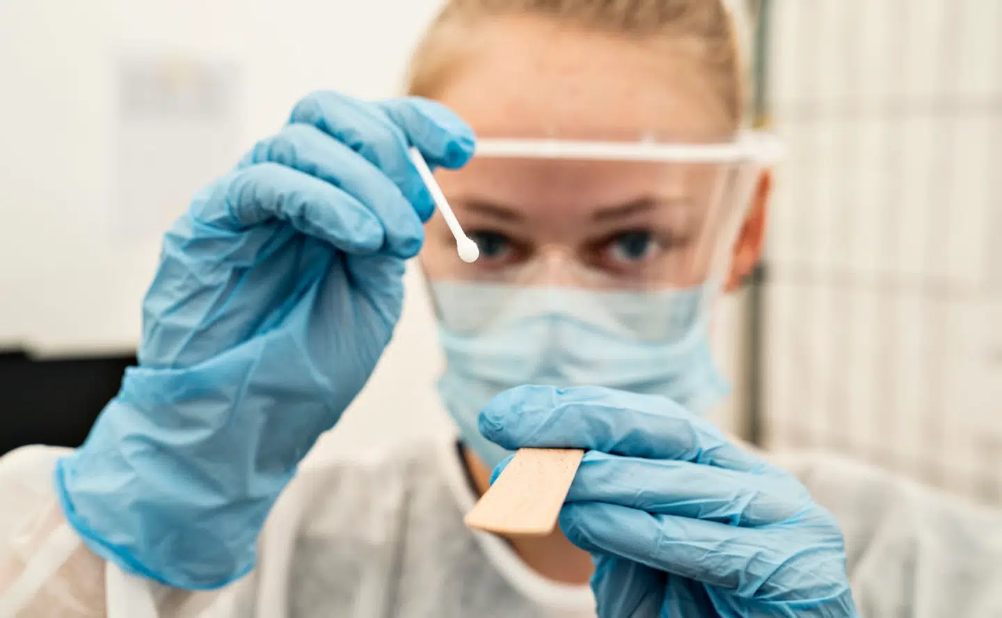 Du husker sikkert synet – og måske skal vi til at vænne os til det igen. Nu vinder nye og mere smitsomme corona-varianter frem i Danmark.