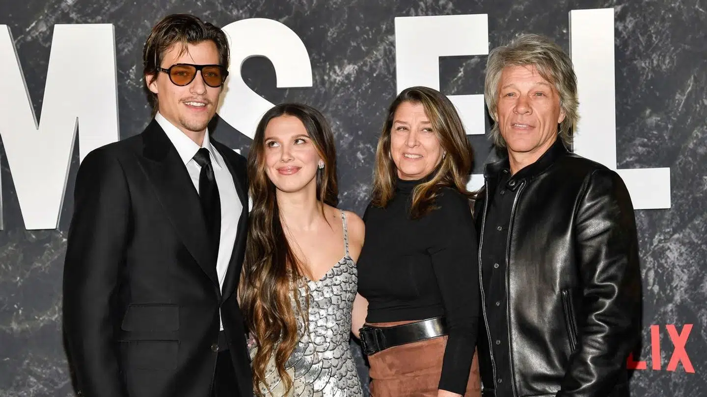 Jake Bongiovi og Millie Bobby Brown fotograferet med gommens forældre, Dorothea Bongiovi og Jon Bon Jovi.