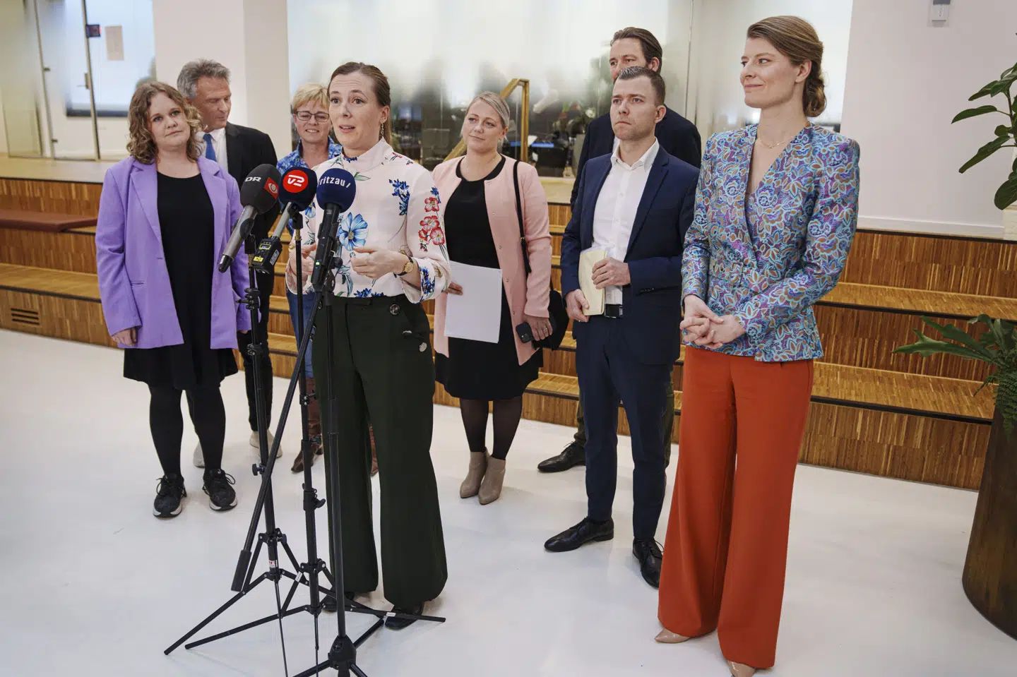De Radikales beskæftigelsesordfører, Katrine Robsøe, (ved mikrofonerne, red.) græd ifølge flere kilder, som Ekstra Bladet har talt med, undervejs, da en aftale om at styrke indsatsen mod brug af illegal arbejdskraft på danske arbejdspladser blev forhandlet på plads. (Arkivfoto).
