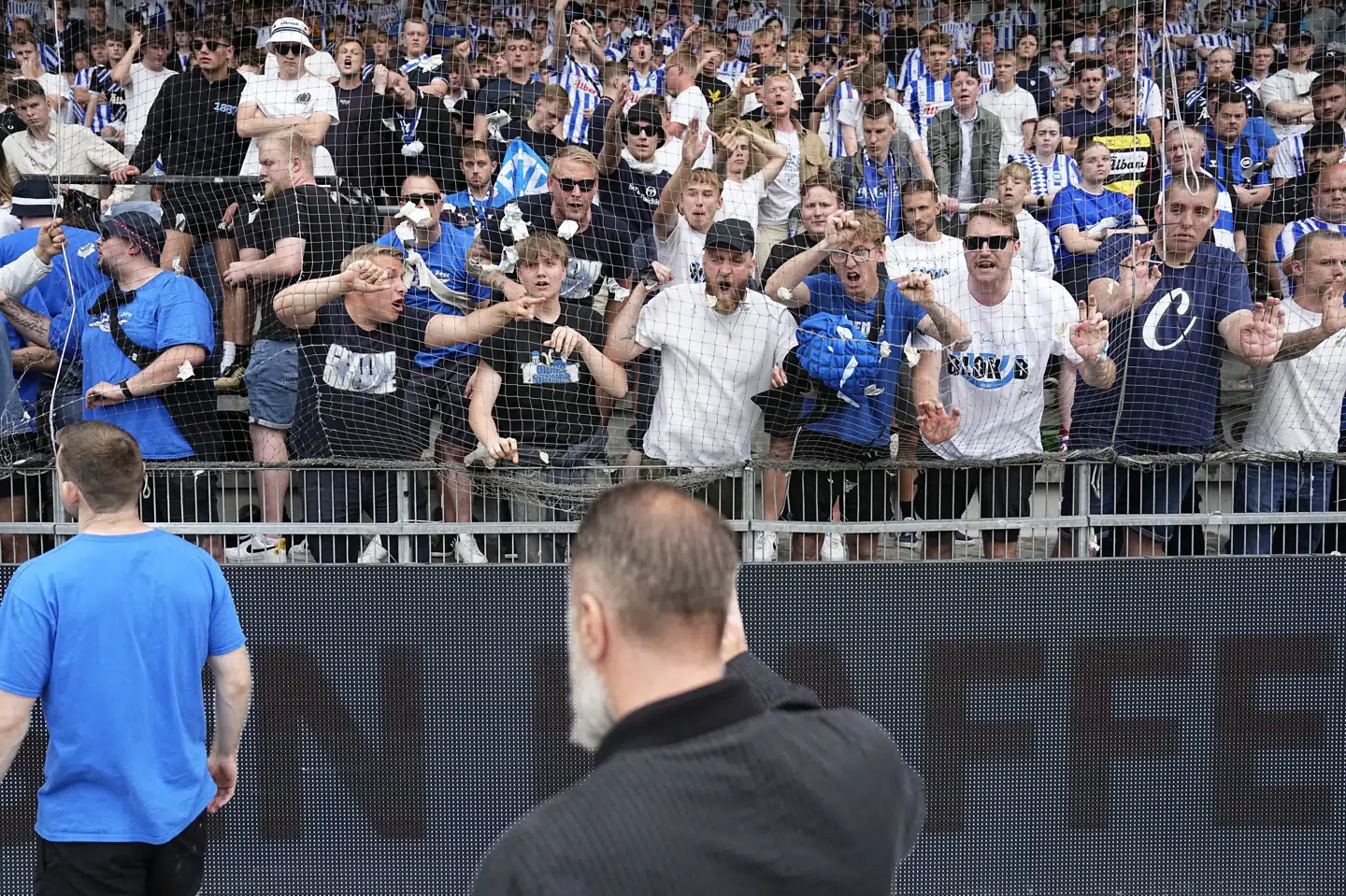 Sportschef Björn Wesström måtte lægge øre til lidt af hvert, da han efter nedrykningen nærmede sig OB's fans i Viborg.