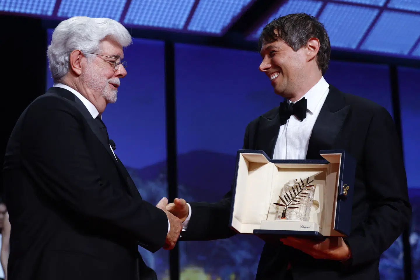 Instruktøren Sean Baker modtager lørdag aften hovedprisen på filmfestivalen i Cannes. Her ses han sammen med George Lucas ved prisuddelingen.