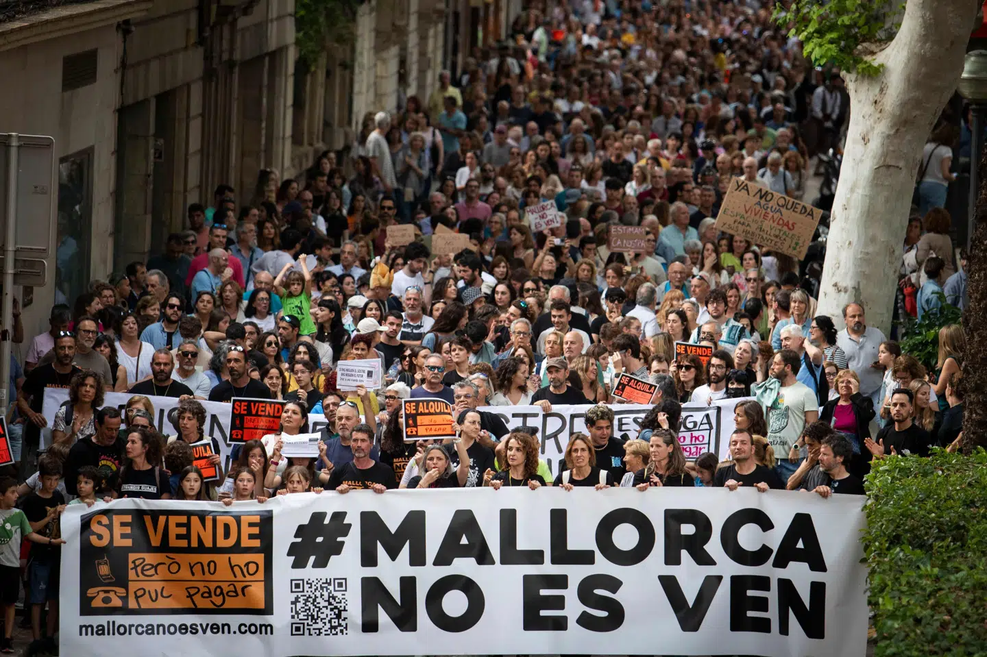 "Mallorca er ikke til salg", står der på det store banner, mens tusinder bagved lørdag går i optog gennem Palma de Mallorca for at vise deres vrede over masseturismen.