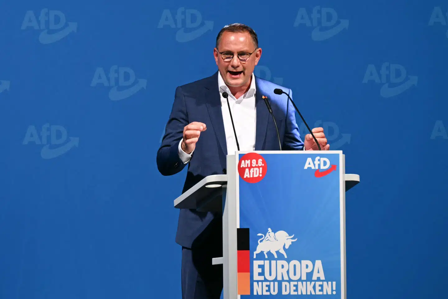 Tino Chrupalla, som leder de tyske nationalister i det stærkt højreorienterede parti AfD sammen med Alice Weidel, langer ud efter Marine Le Pen i Frankrig og efter Italiens premierminister, Giorgia Meloni. Han siger, at han ikke vil tillade, at de får indflydelse på AfD's politik.