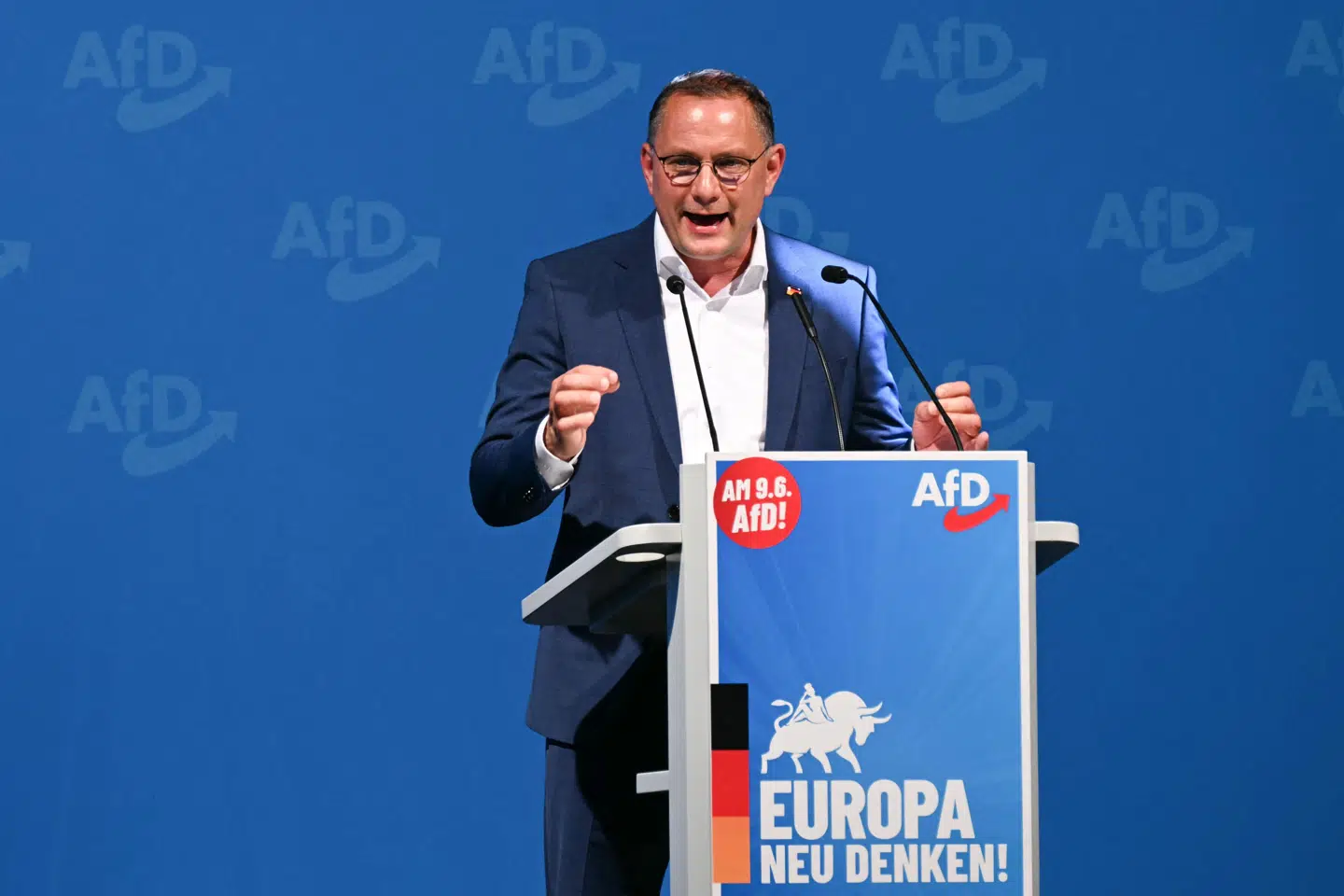 Tino Chrupalla, som leder de tyske nationalister i det stærkt højreorienterede parti AfD sammen med Alice Weidel, langer ud efter Marine Le Pen i Frankrig og efter Italiens premierminister, Giorgia Meloni. Han siger, at han ikke vil tillade, at de får indflydelse på AfD's politik.