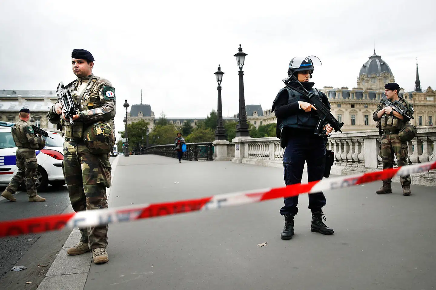 Efterforskerne af torsdagens politi-massakre i Paris erkender nu, at gerningsmanden formentlig var drevet af religiøs fanatisme. Det sker efter beskyldninger om, at regeringen holdt oplysninger tilbage.