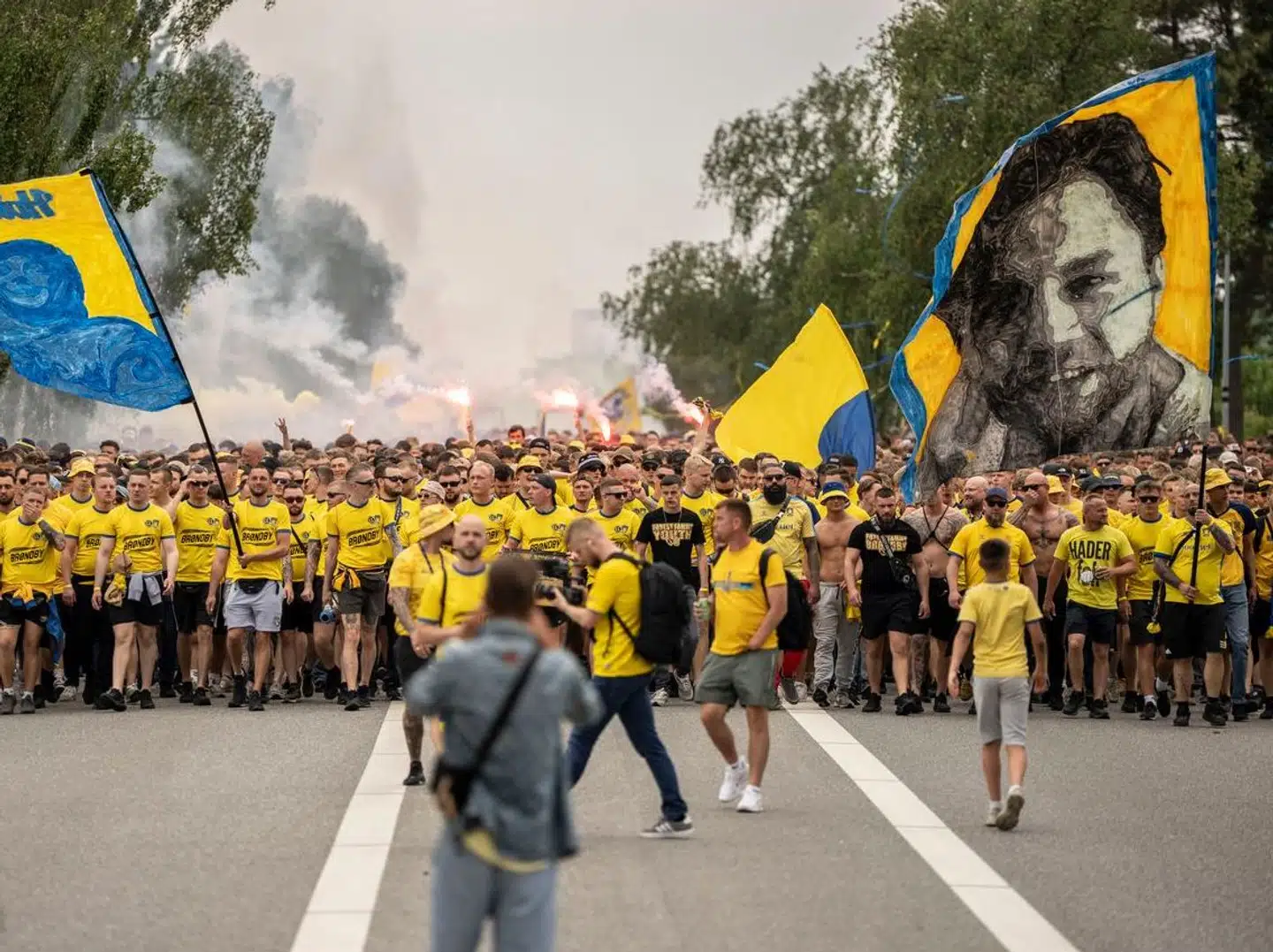 Brøndby IF fans marcherer fra Brøndbyøster Torv mod Brøndby Stadion søndag den 26. maj 2024. Brøndby møder AGF i sidste runde af 3F Superligaen.