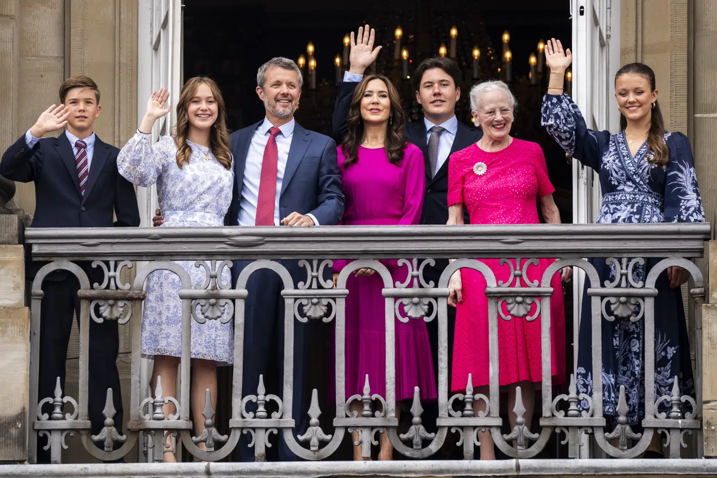 Kong Frederik viste sig på balkonen på Frederik VIII's Palæ sammen med resten af kongefamilien.