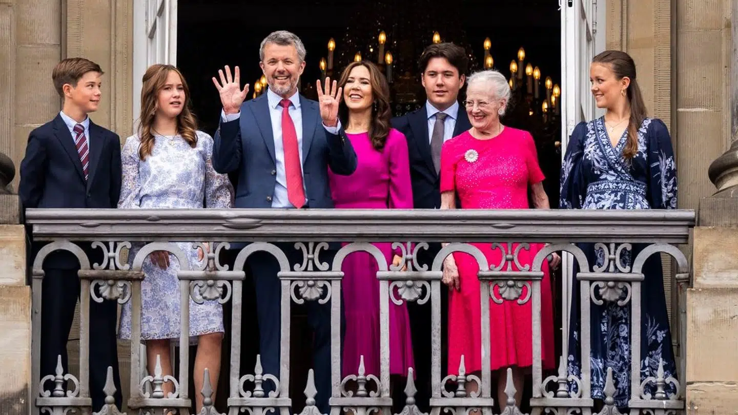 Det var altså ni gange, der skulle råbes, signalerede kong Frederik.