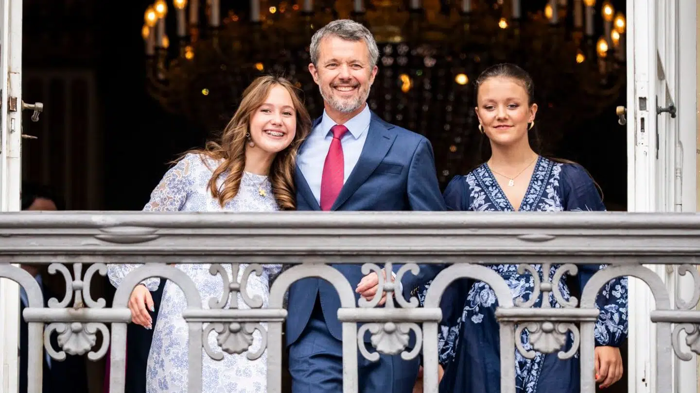 Kong Frederik med sine døtre.