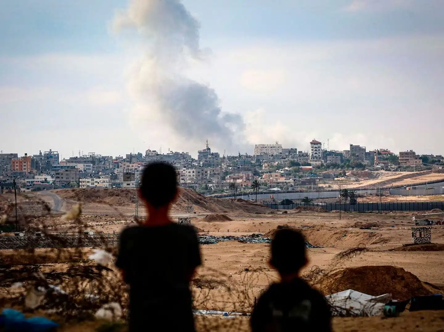 En røgsky ses over det østlige Rafah som følge af kontinuerlige israelske luftangreb mod den sydlige Gazaby.