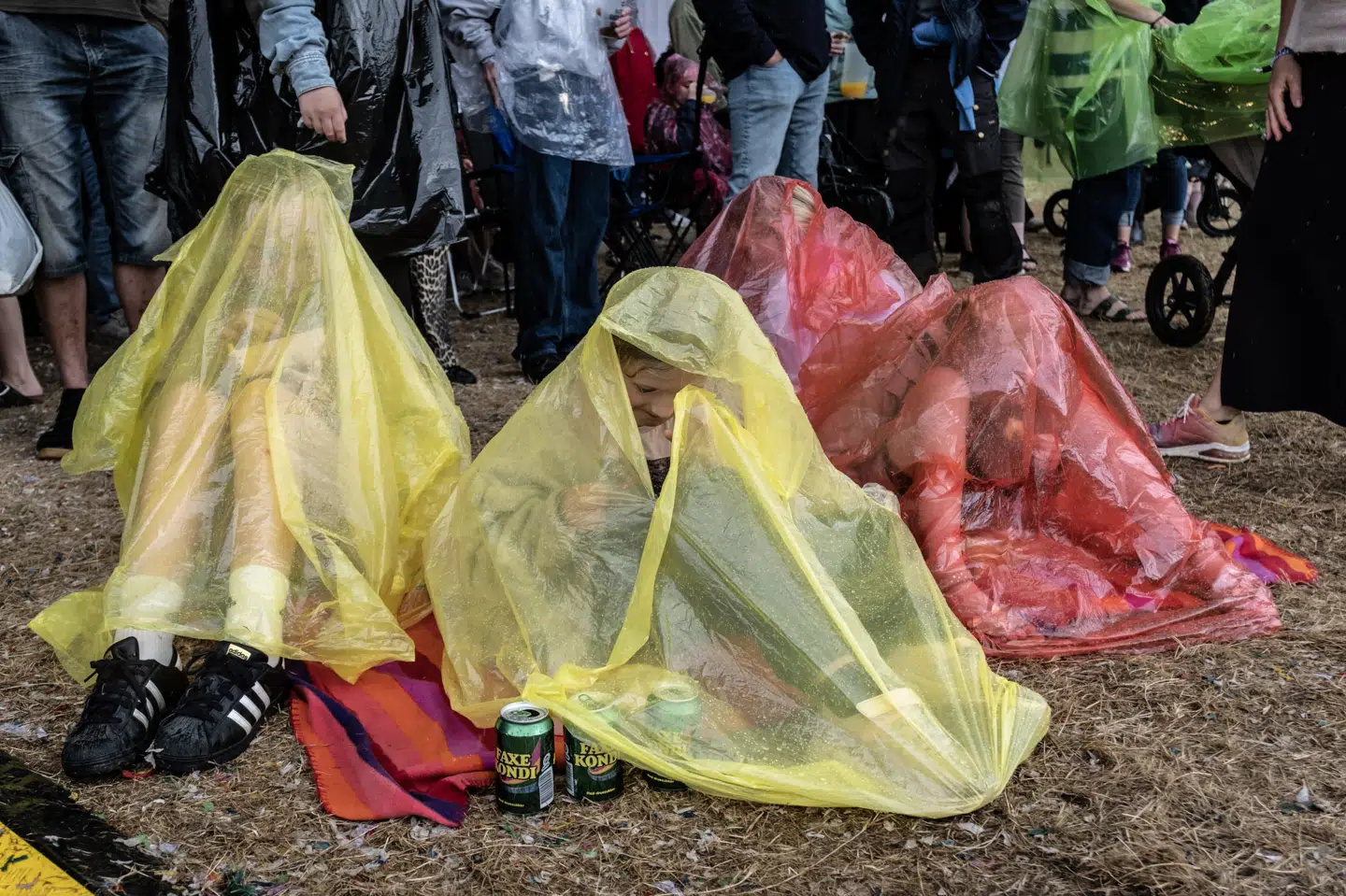 Regnvejret har også ramt Jelling Musikfestival, hvor festivalgæster er gået i læ for regnen under regnslag søndag. (Arkivfoto).