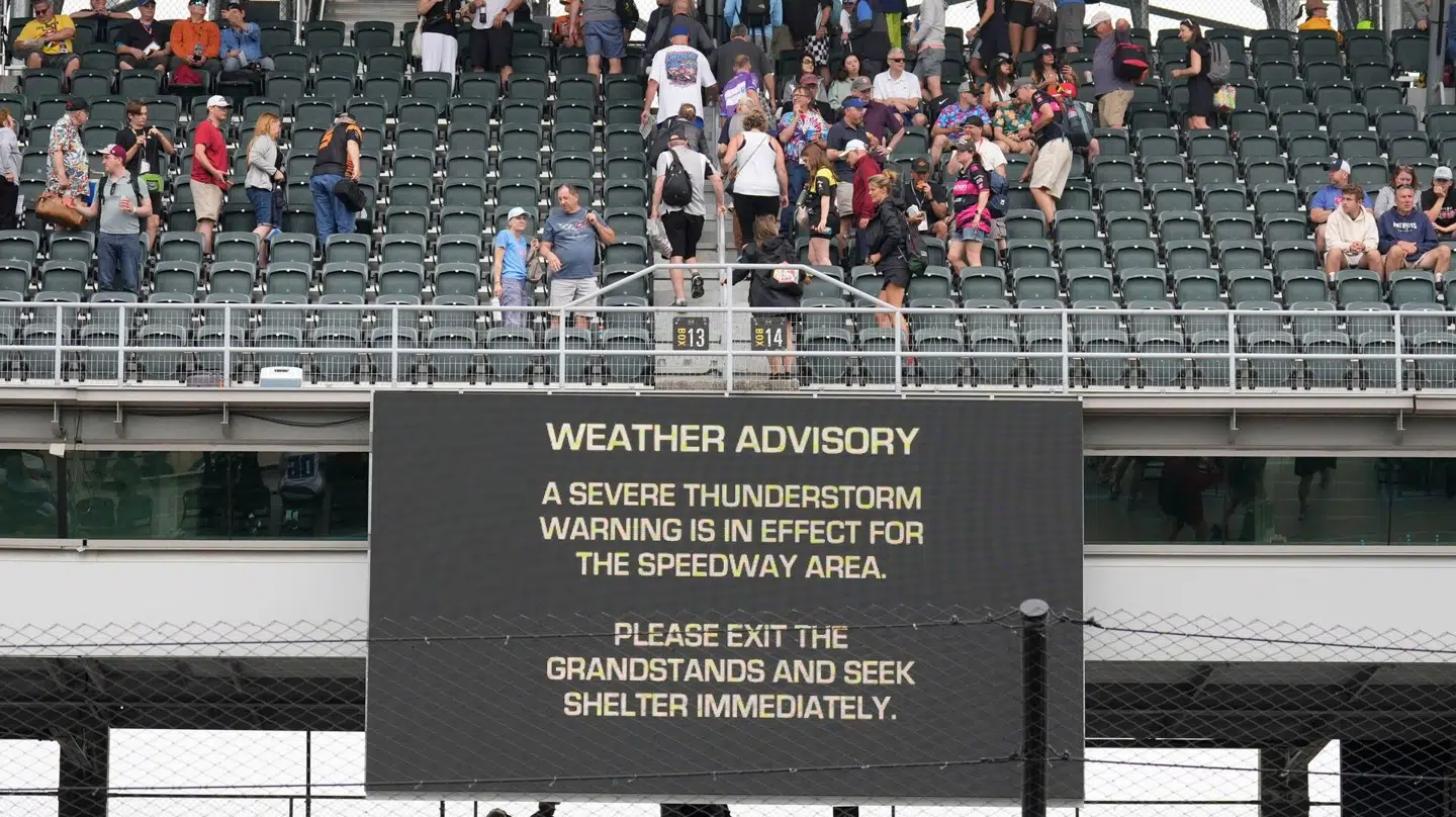 Fans bliver bedt om at forlade tribunen omgående.