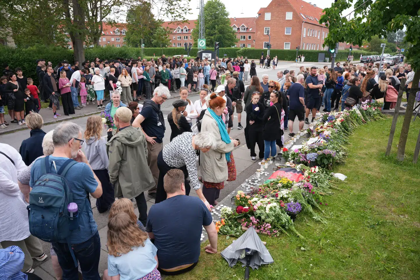 Borgere i Husum samles i et fakkeloptog søndag. De vil sende et signal om, at våben og vold ikke har nogen plads i bydelen, efter at en 15-årig blev knivdræbt onsdag eftermiddag.