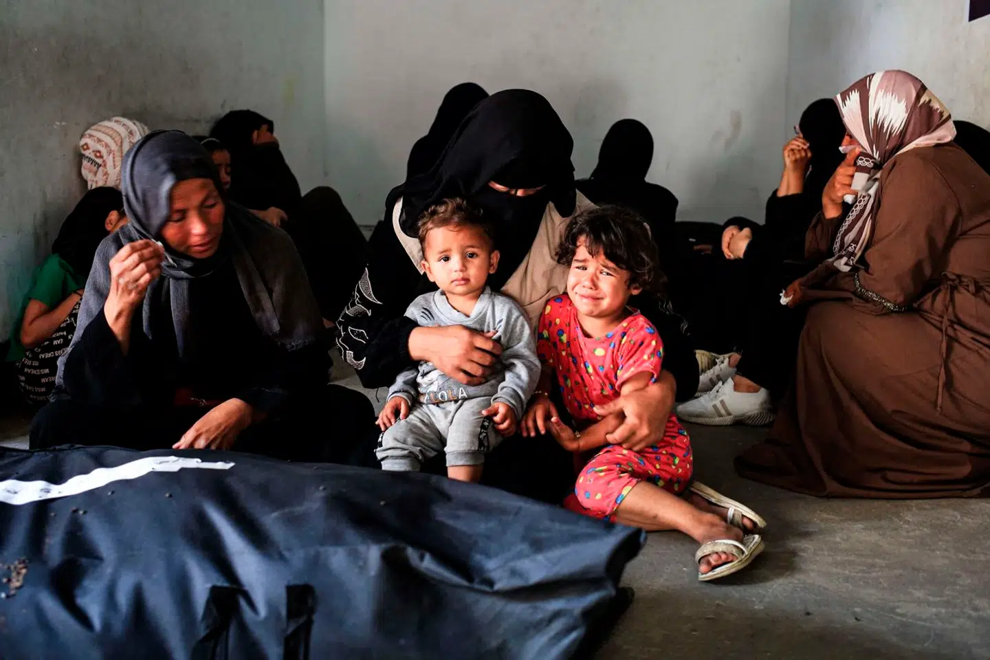 Kvinder og børn sørger over de mennesker, der er blevet dræbt i det israelske bombardement i Rafah i den sydlige del af Gaza.