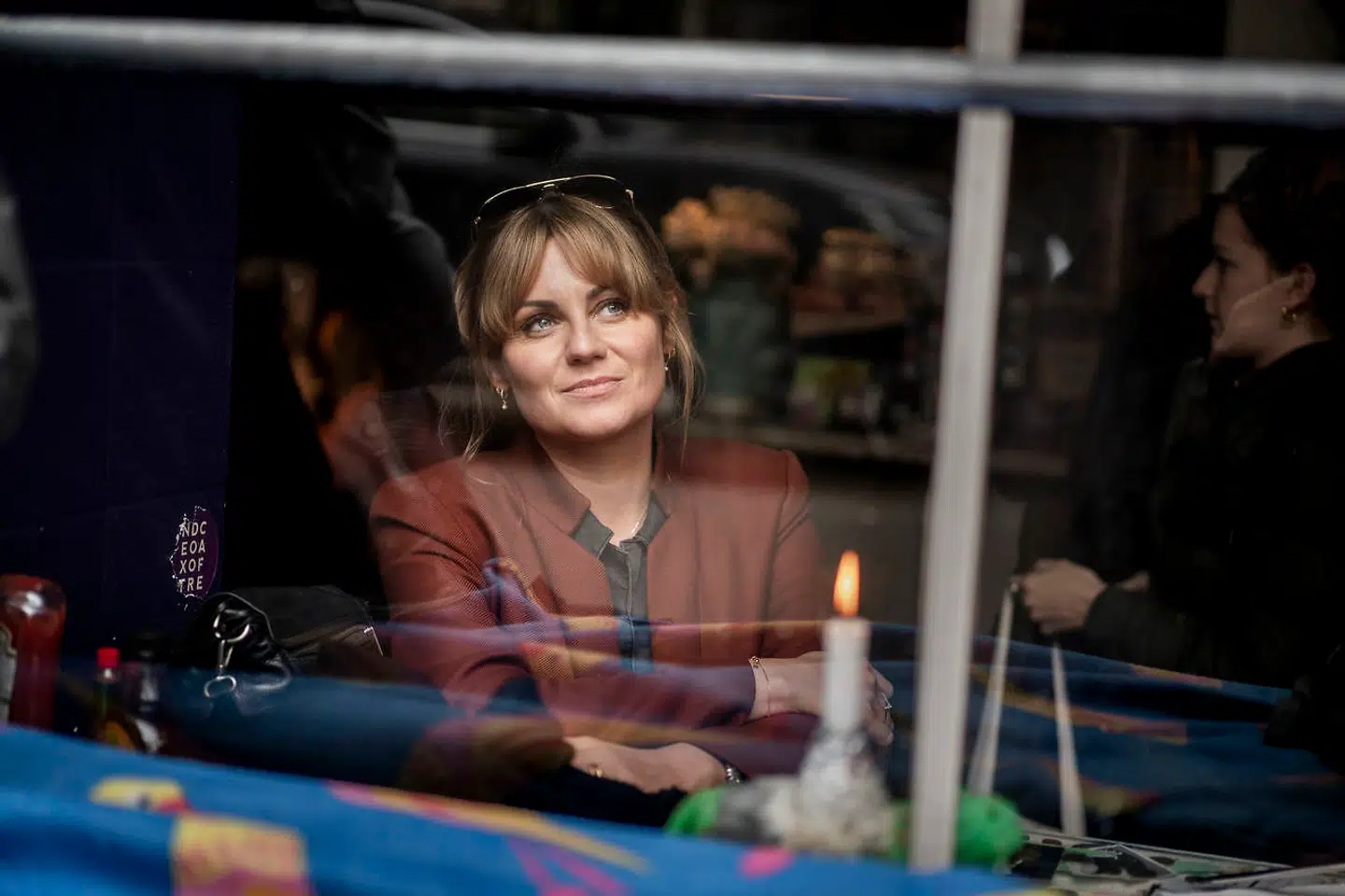 »Dernede møder man bare altid nogen, man kender, eller også falder man i snak med nogen, man kommer til at kende,« siger Karen-Helene Hjort om sin stamcafé, Next Door Café.