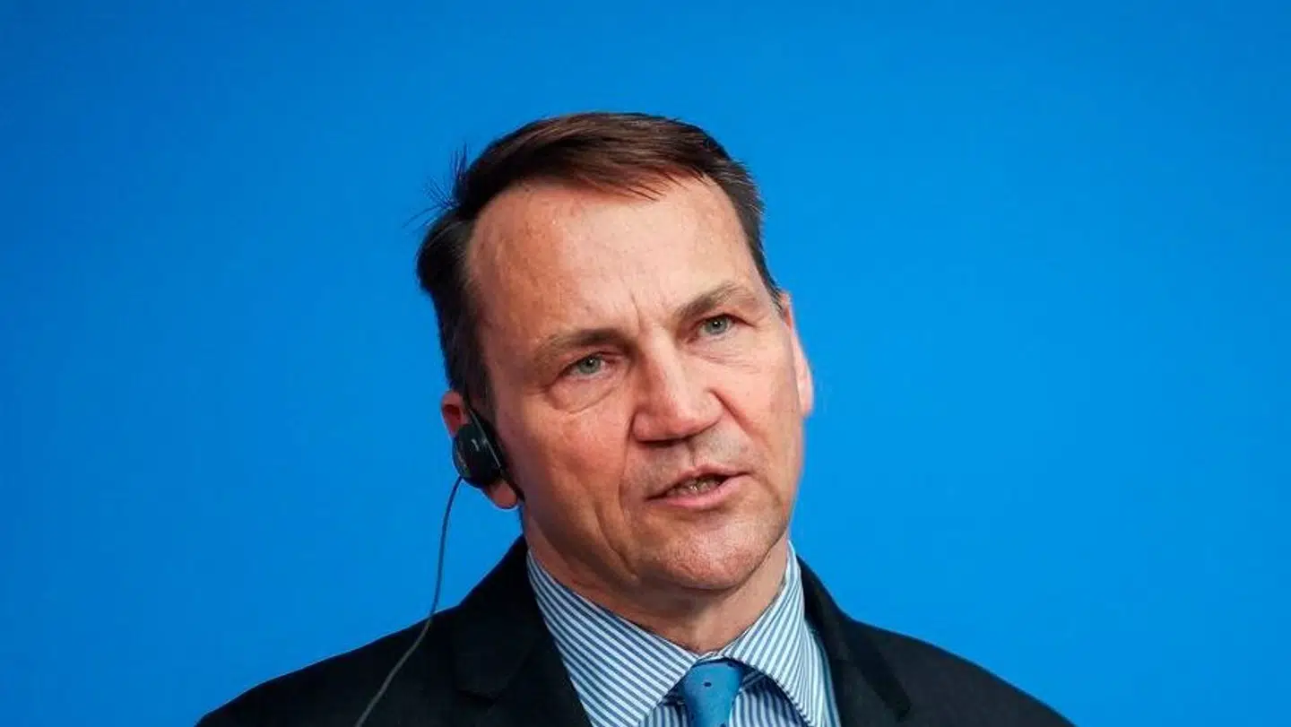 Den polske udenrigsminister Radoslaw Sikorski siger, at USA har lovet konvetionel gengældelse, hvis Putin bruger taktiske atomvåben i Ukraine.