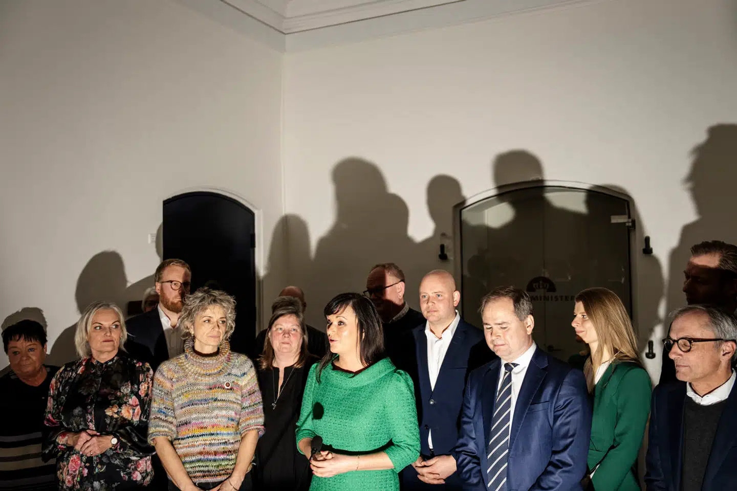 Fire ministre flankeret af parterne i den offentlige sektor præsenterede i december et ekstraordinært lønløft af udvalgte medarbejdergrupper. Ifølge vismændene viser indgrebet, at der er noget galt i den offentlige sektor.