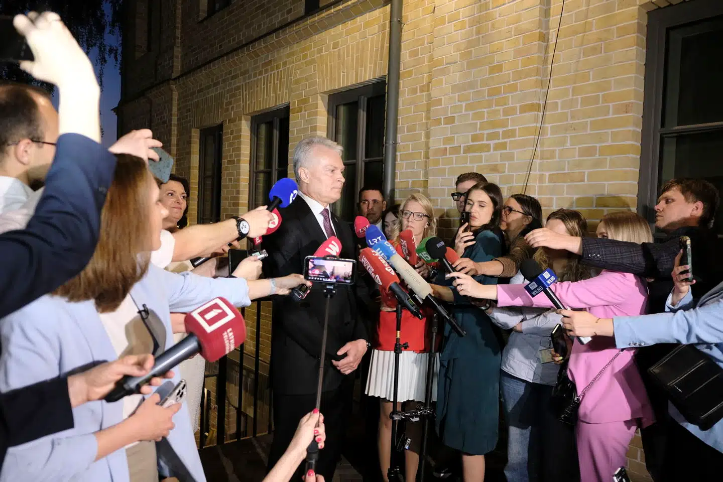 Litauens præsident, Gitanas Nauseda, har søndag sikret sig endnu en periode som statsoverhoved ved søndagens præsidentvalg.