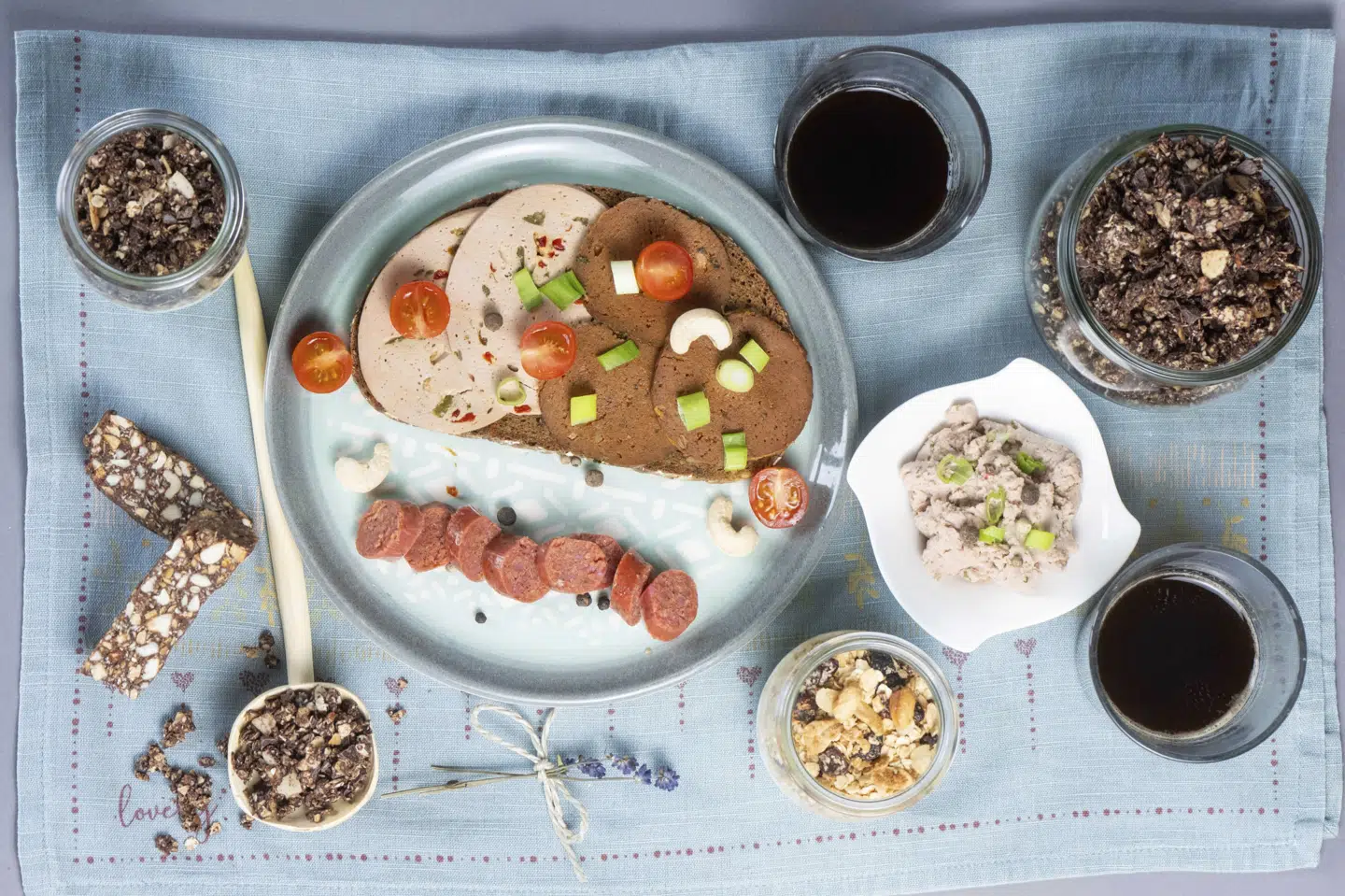 Et vegansk måltid, som det på billedet, består ikke af nogen former for kød, mejeriprodukter, ost, æg, honning eller lignende. På vegne af Mette Rasmussen, som lever efter veganske principper, havde Dansk Vegetarisk Forening anlagt sag mod Region Hovedstaden for ikke at servere et reelt vegansk måltid. Regionen blev i sidste uge frifundet, men sagen ankes nu til landsretten. (Arkivfoto).