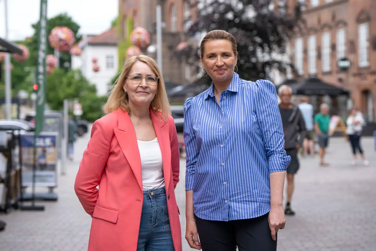 Statsminister Mette Frederiksen og kandidat til europarlamentsvalget Christel Schaldemose (S) deler roser ud i Viborg lørdag 25. maj 2024.
