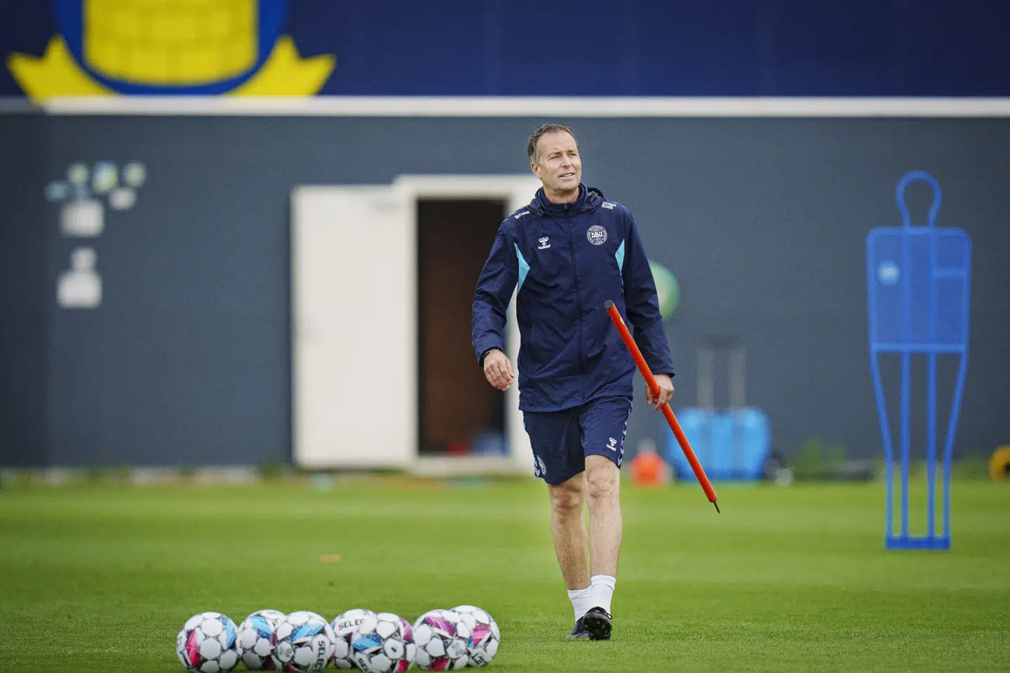 Landstræner Kasper Hjulmand nåede at have sine spillere på træningsbanen i knap en halv time mandag formiddag i Brøndby, inden lyn og torden stoppede træningen i utide.