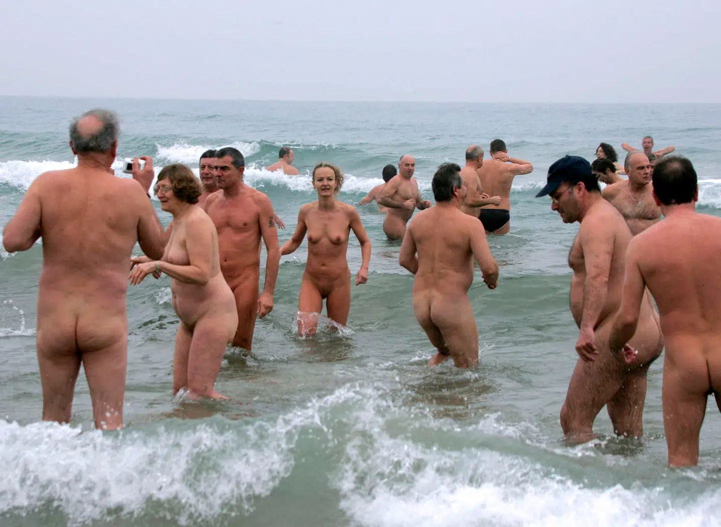 Indtil for nylig var Agde kendt for sine nøgenstrande og for krigen mellem nudister og swingere. Nu overskygger en ny skandale alt andet.